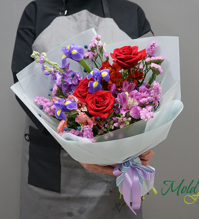 Bouquet of red roses and irises photo 394x433